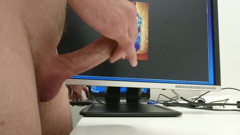 HD видео, большой член (гей), кончает на фото (гей), мастурбирует (гей)