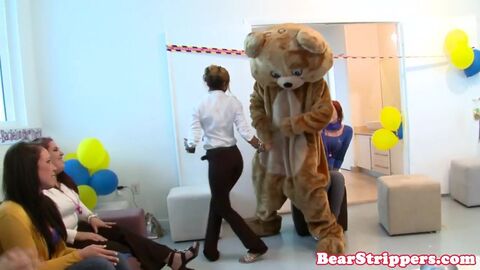 HD видео, мастурбирует, минет, одетая женщина голый мужчина